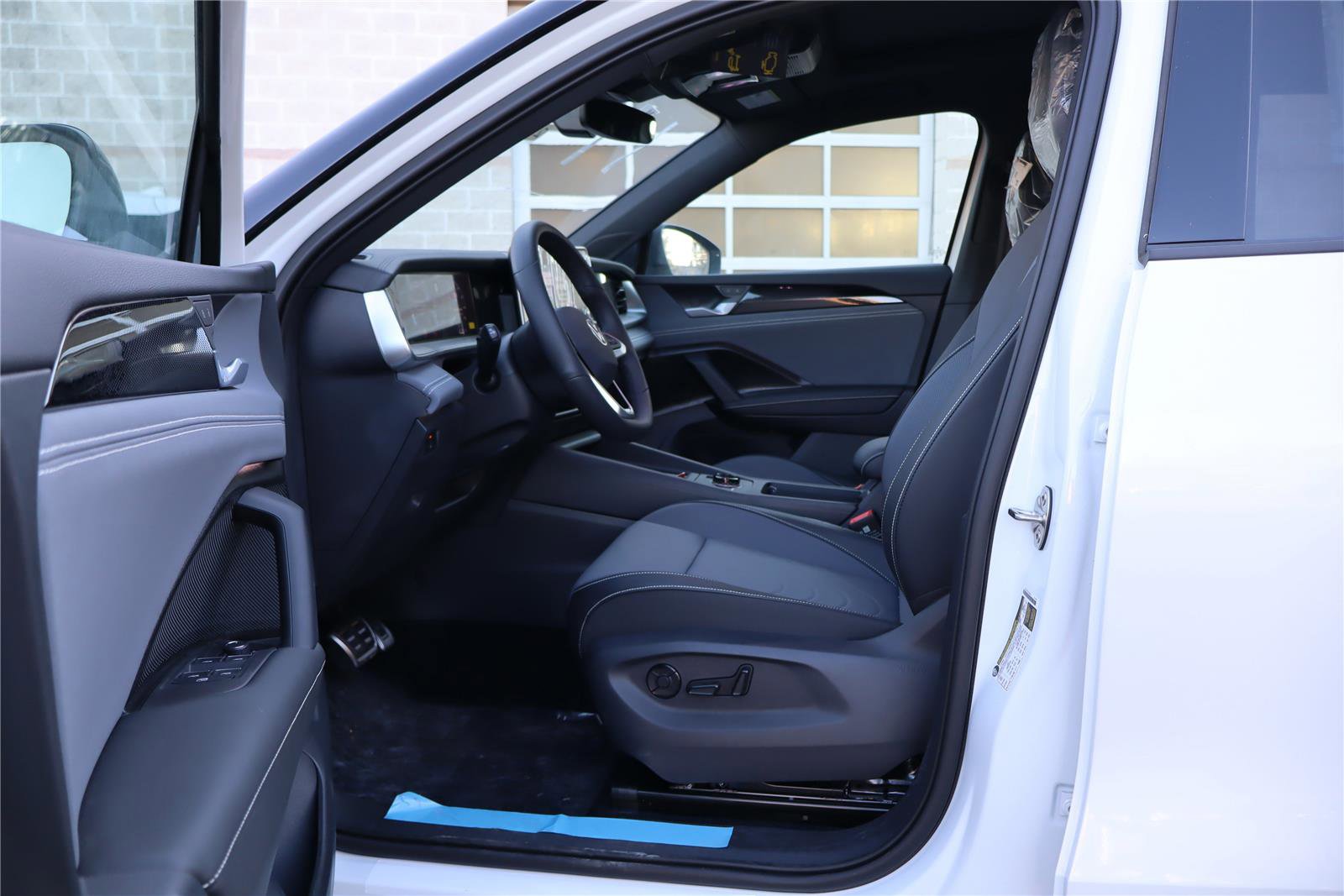 New 2026 Volkswagen Tiguan SE R-Line AWD/4WD image 11