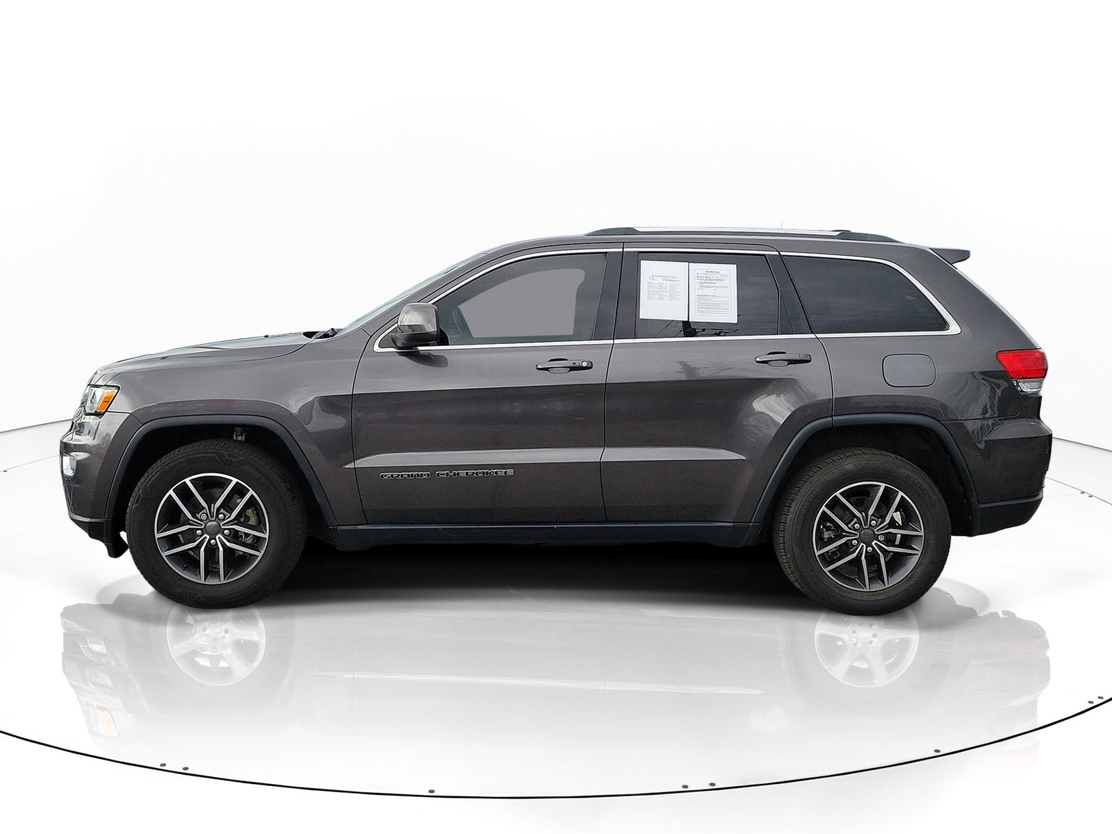 Used 2019 Jeep Grand Cherokee Laredo w/ Laredo X Package RWD image 4