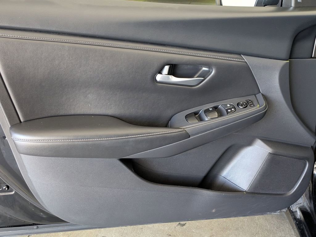Used 2025 Nissan Sentra SV FWD image 11