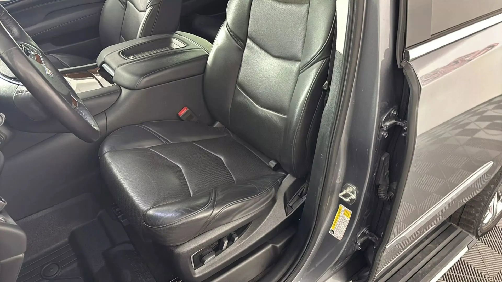 Used 2020 Cadillac Escalade Premium Luxury w/ LPO, Radiant Package image 38