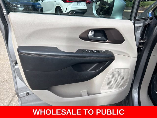 Used 2017 Chrysler Pacifica Touring-L FWD image 10