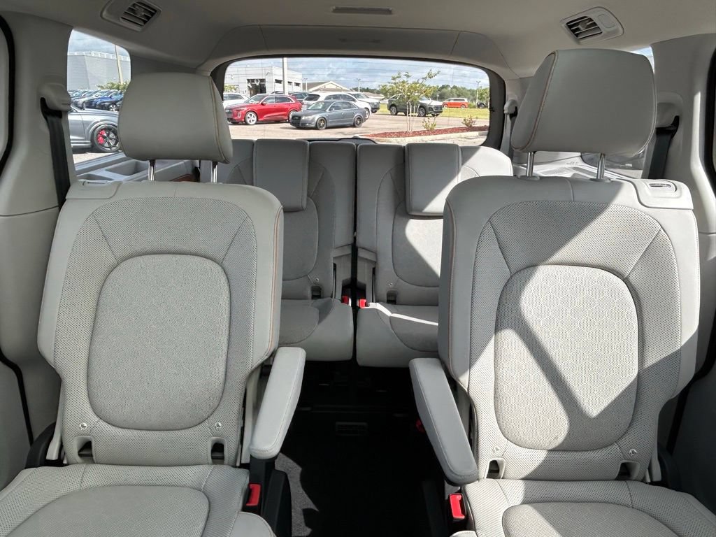 Used 2025 Volkswagen ID. Buzz Pro S Plus RWD image 13