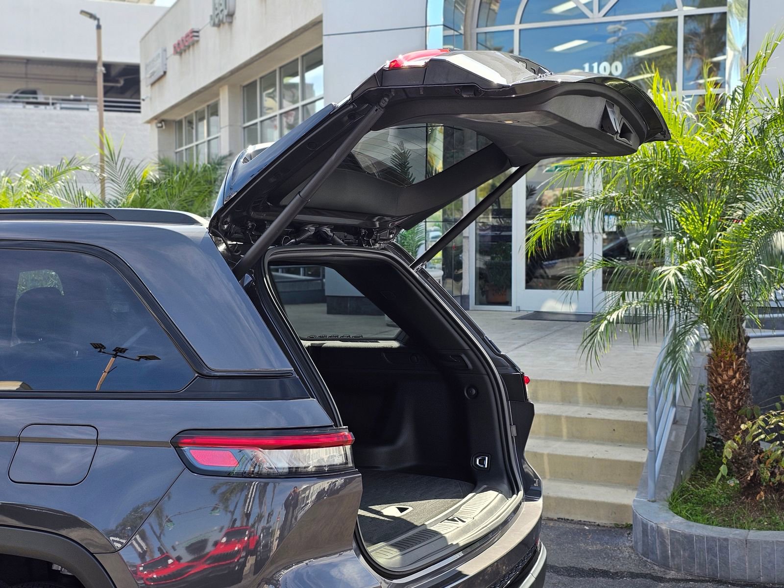 Used 2023 Jeep Grand Cherokee Altitude image 8