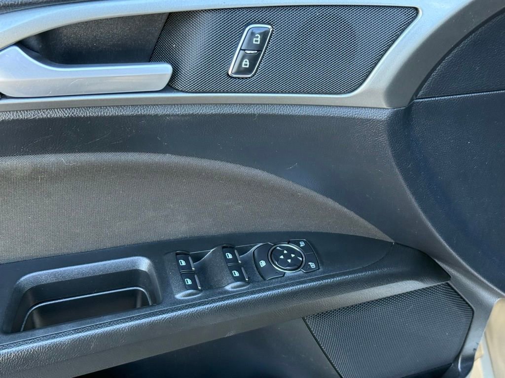 Used 2019 Ford Fusion SE FWD image 16