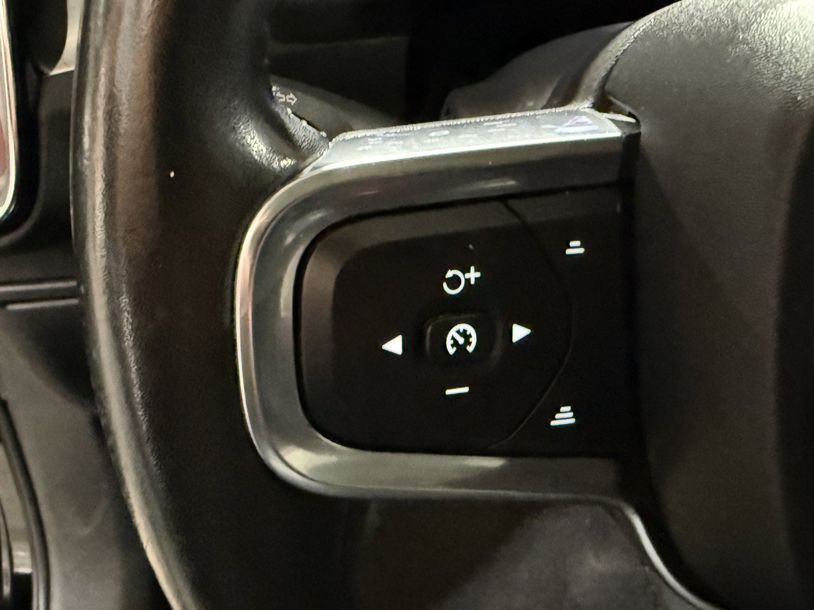 Used 2021 Volvo XC40 T5 Momentum AWD/4WD image 17
