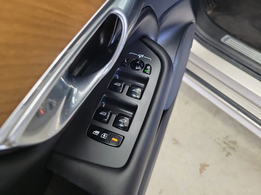 Used 2023 Volvo XC90 B6 Plus image 23