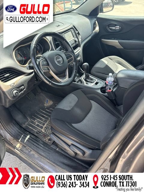 Used 2018 Jeep Cherokee Latitude w/ Altitude Package FWD image 8
