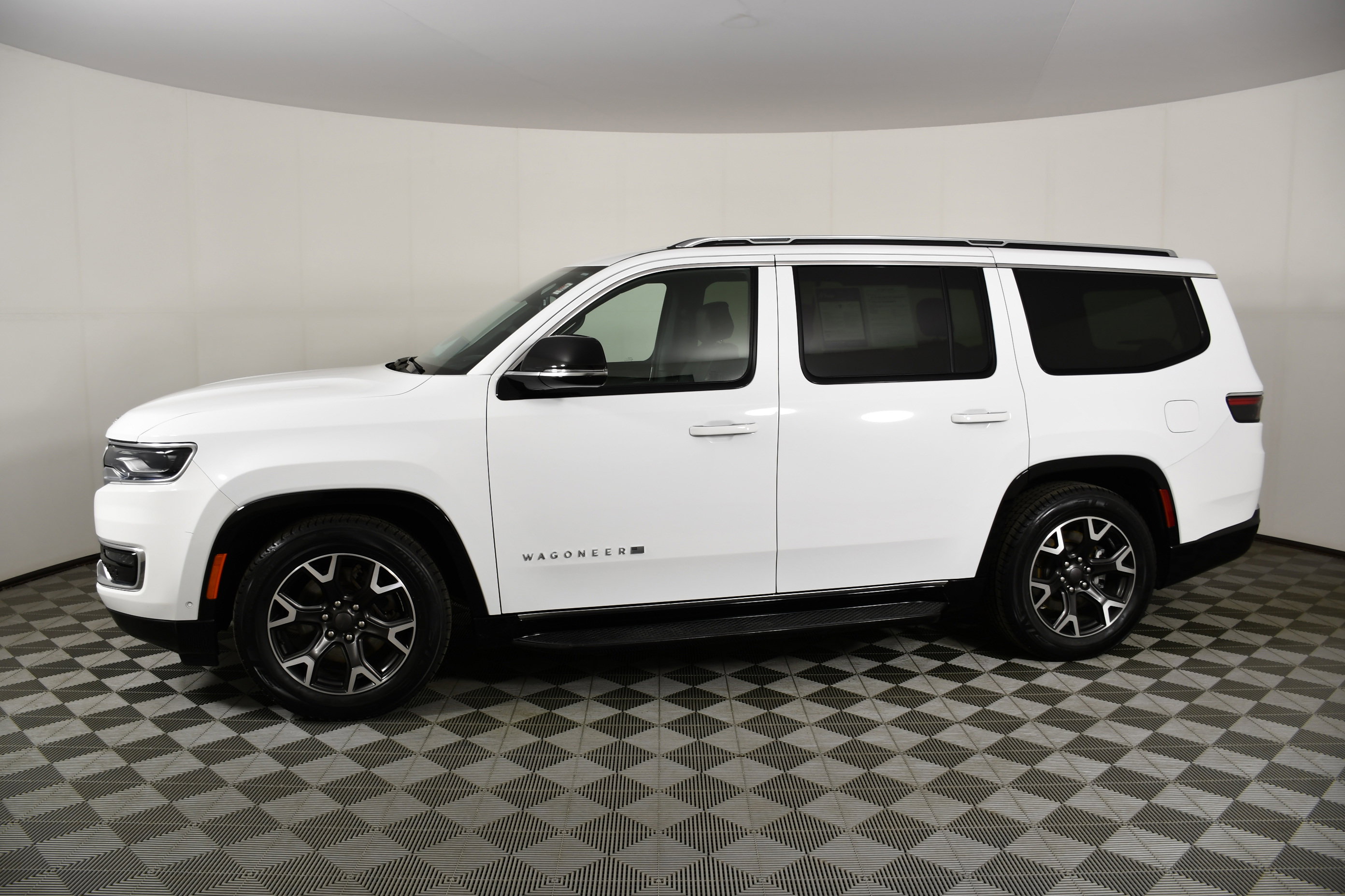 Used 2024 Jeep Wagoneer Series III AWD/4WD image 9