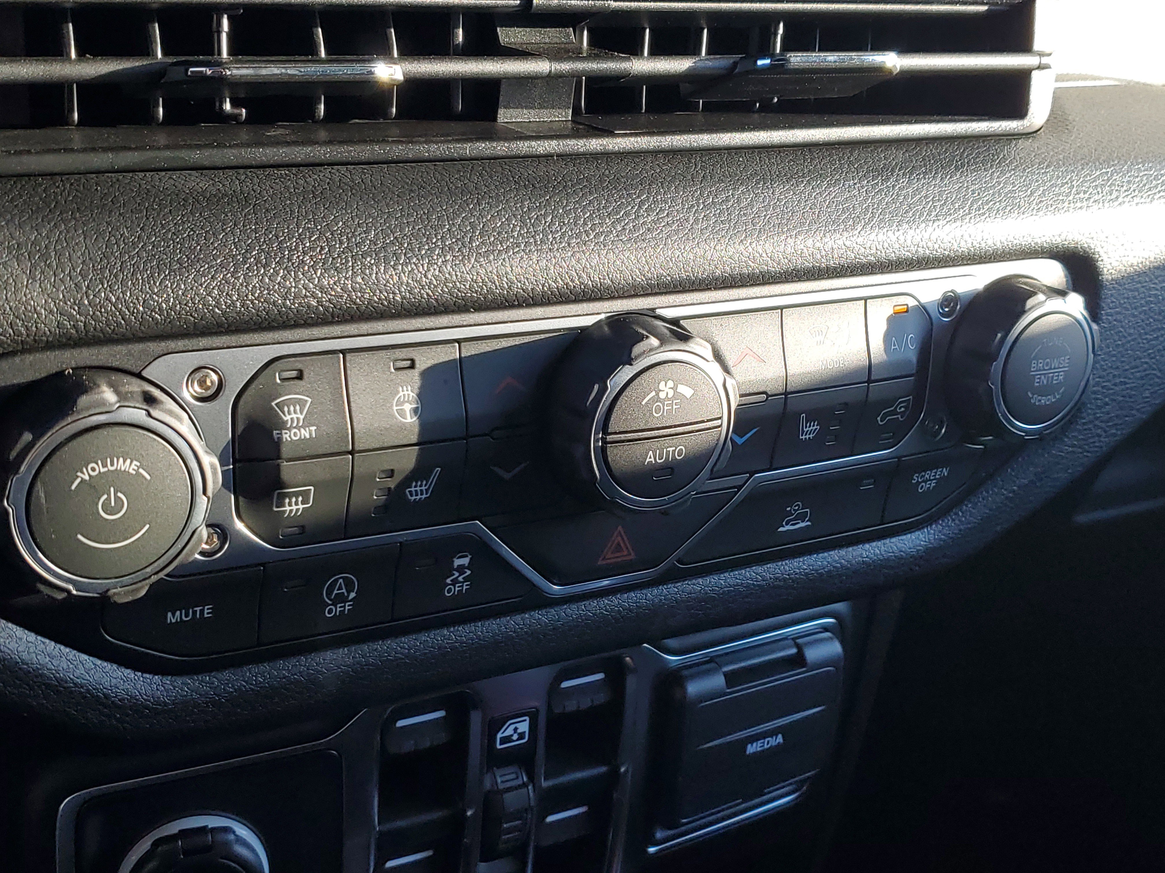 New 2025 Jeep Gladiator Sport image 24