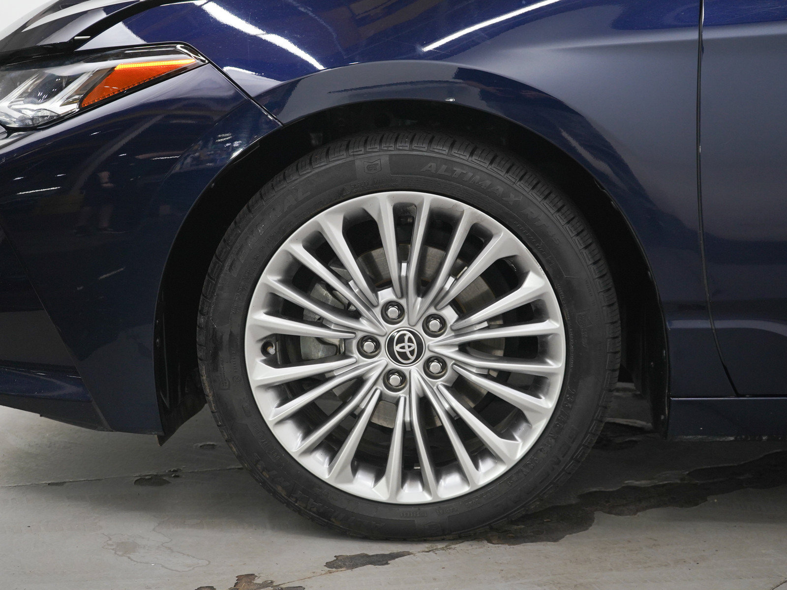 Used 2022 Toyota Avalon Limited FWD image 28