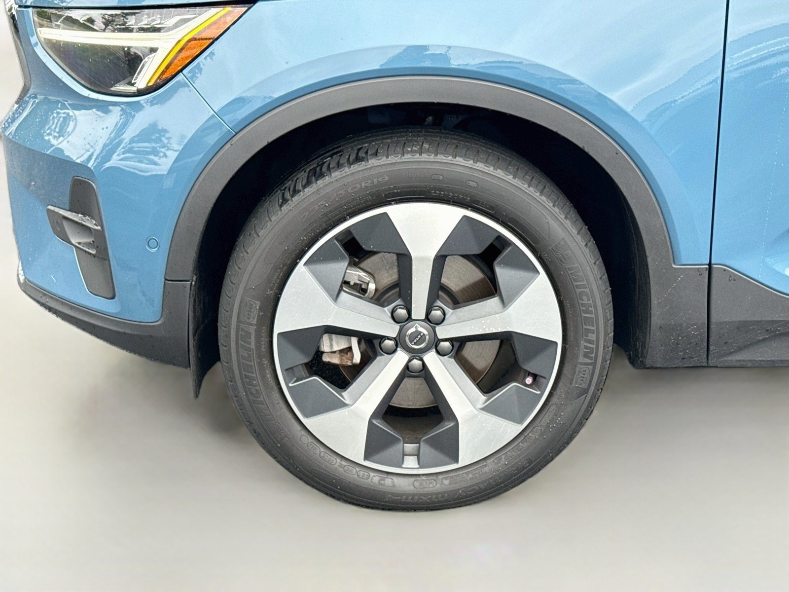 Used 2024 Volvo XC40 B5 Plus AWD/4WD image 29