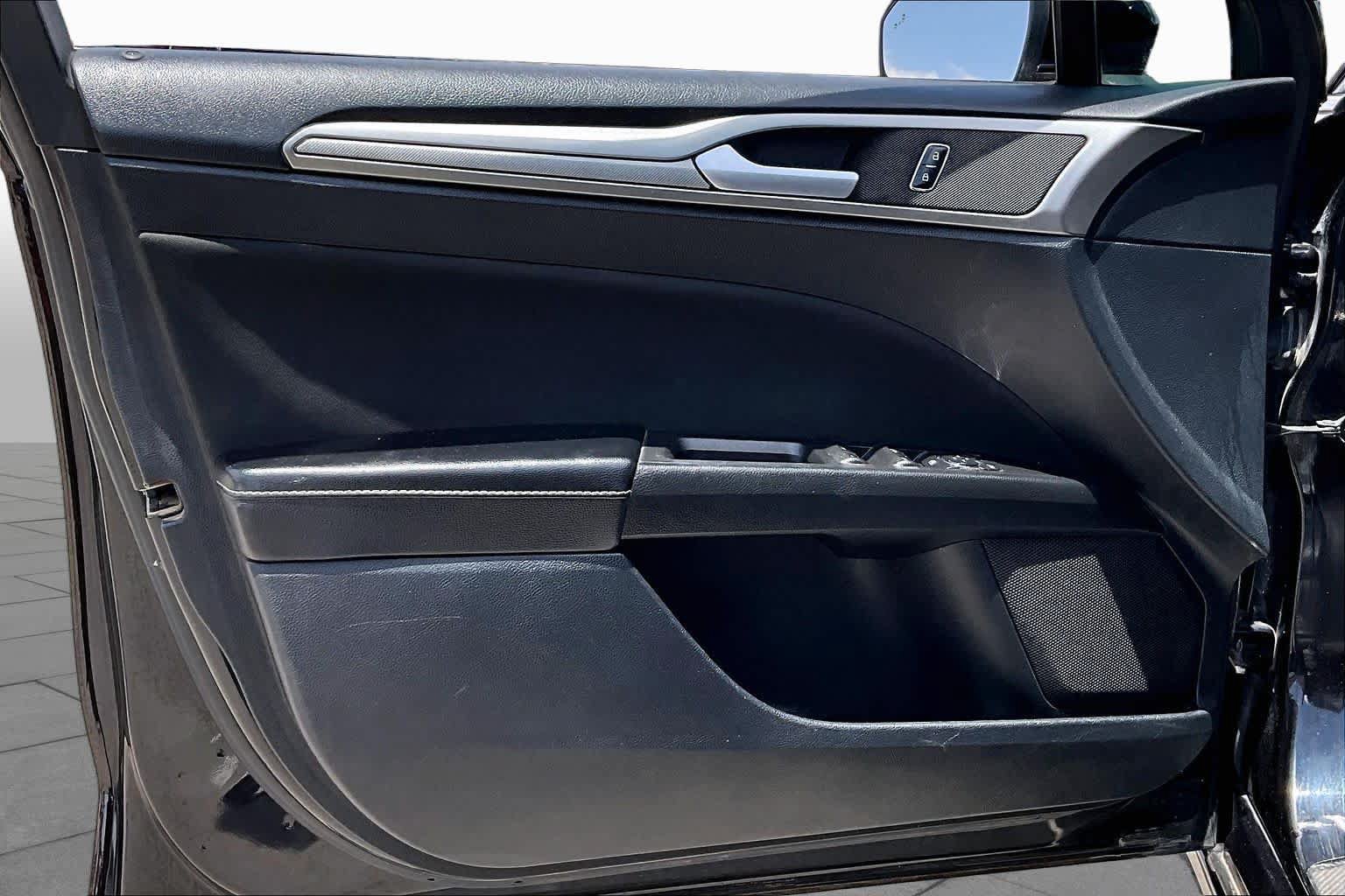 Used 2020 Ford Fusion SE FWD image 21
