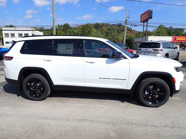 New 2025 Jeep Grand Cherokee L Altitude image 8
