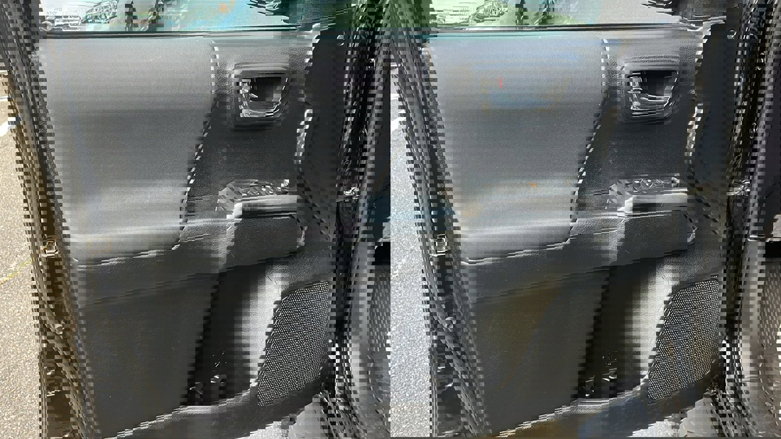 Used 2017 Toyota Tacoma TRD Sport image 11