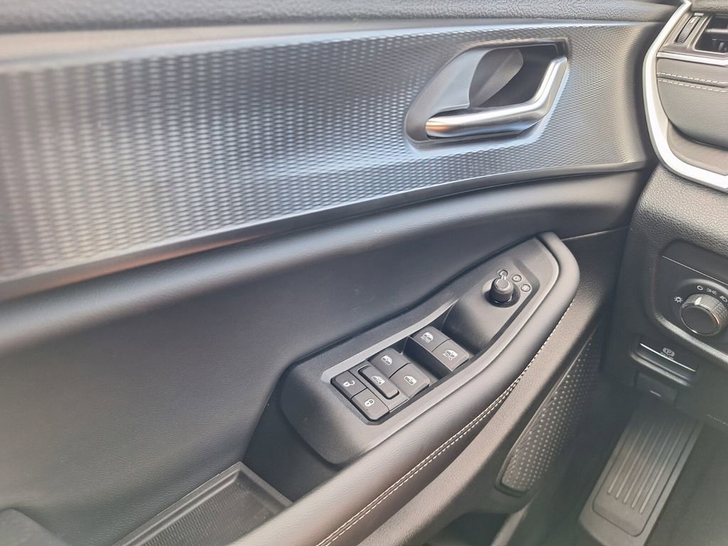 New 2025 Jeep Grand Cherokee L Laredo image 29