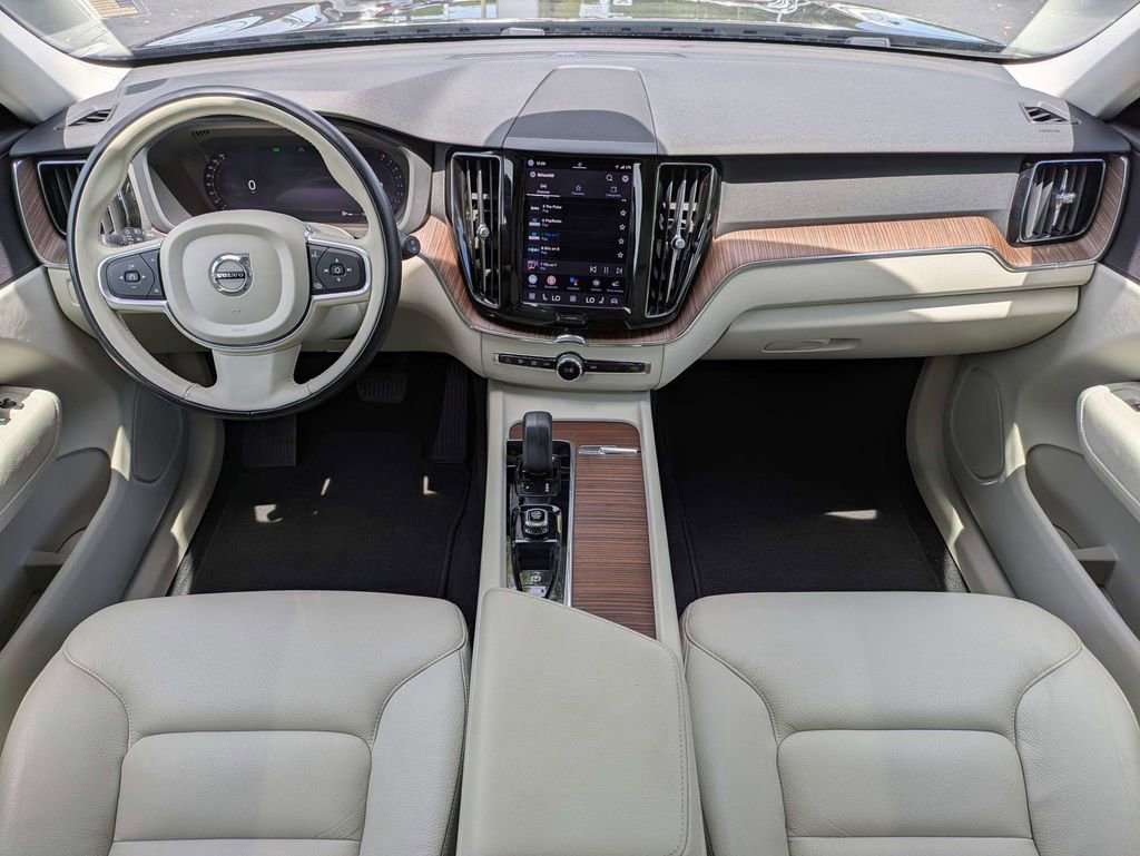 Certified 2022 Volvo XC60 B5 Momentum FWD image 17