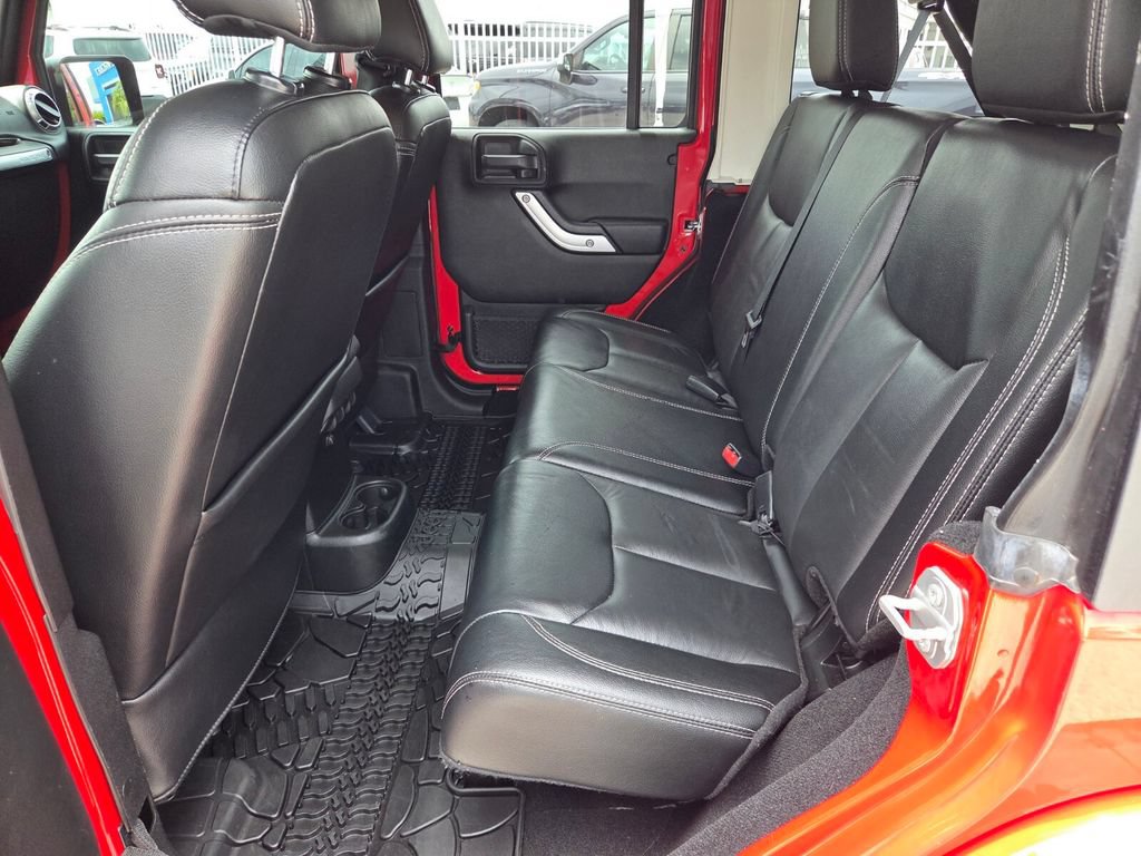 Used 2018 Jeep Wrangler Unlimited Sahara w/ Connectivity Group AWD/4WD image 8