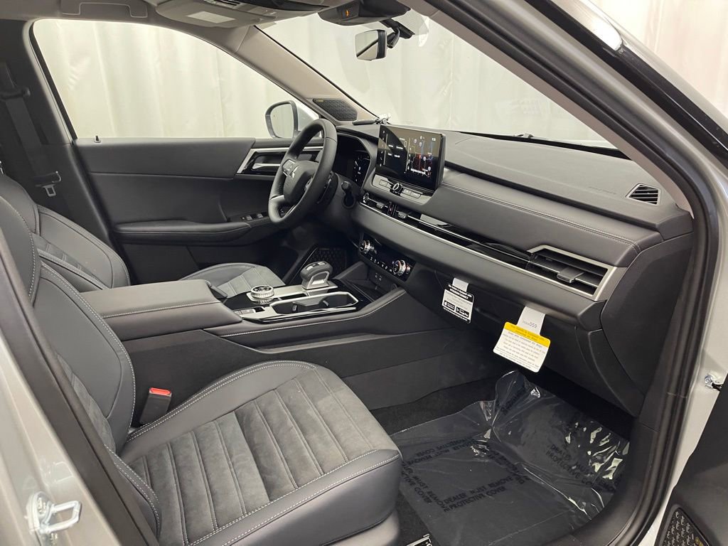 New 2025 Mitsubishi Outlander SE image 28