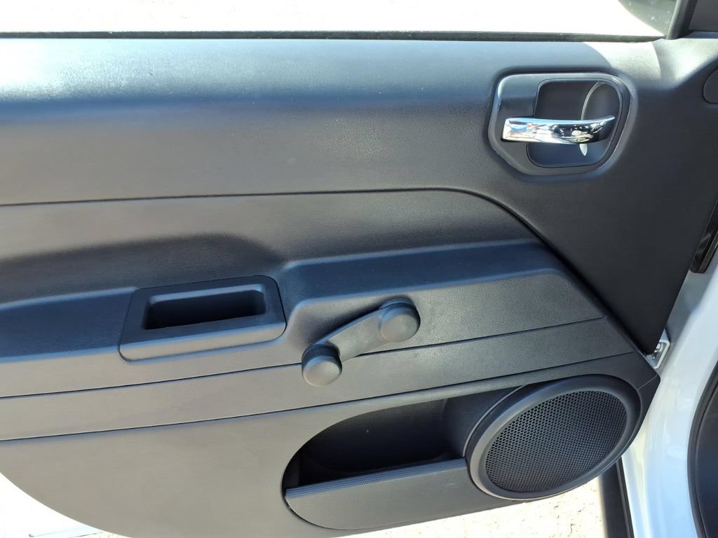 Used 2016 Jeep Compass Sport FWD image 3