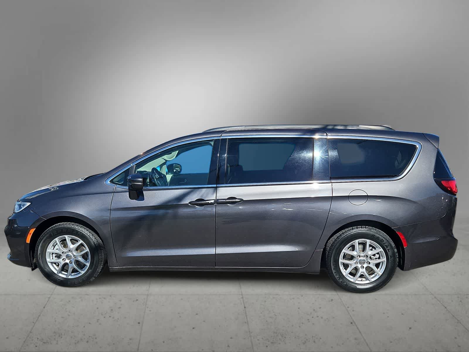 Used 2022 Chrysler Pacifica Touring-L image 6