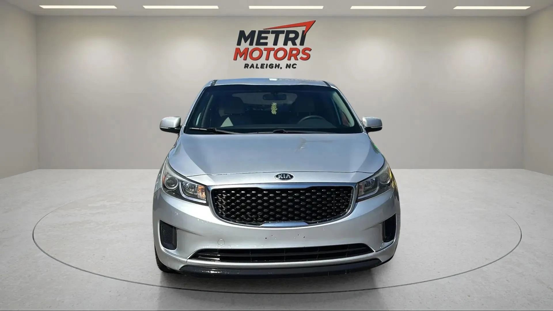Used 2017 Kia Sedona LX image 2