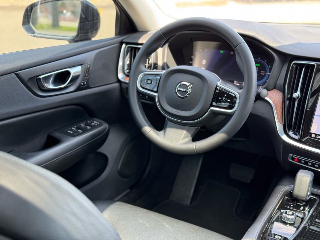Used 2023 Volvo S60 T8 Plus image 13