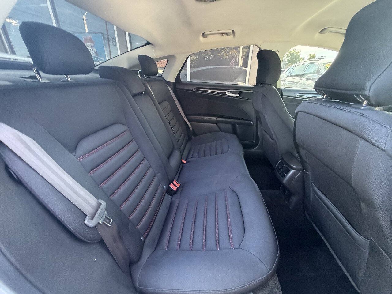 Used 2016 Ford Fusion SE FWD image 16