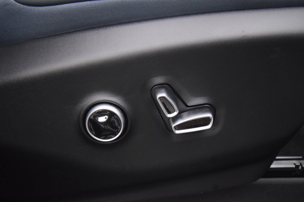New 2027 Chrysler Pacifica Pinnacle w/ Theater Group FWD image 19