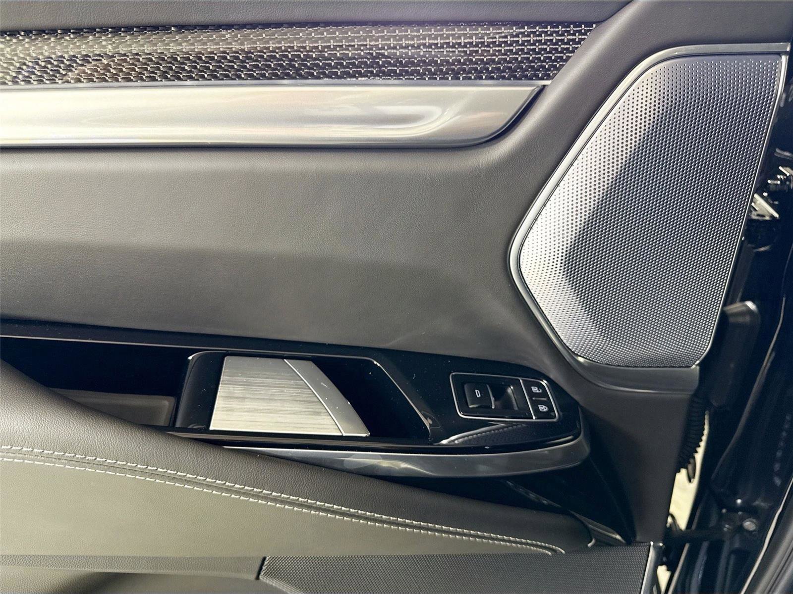 Used 2025 Cadillac Escalade ESV V w/ LPO, ONYX Package AWD/4WD image 26