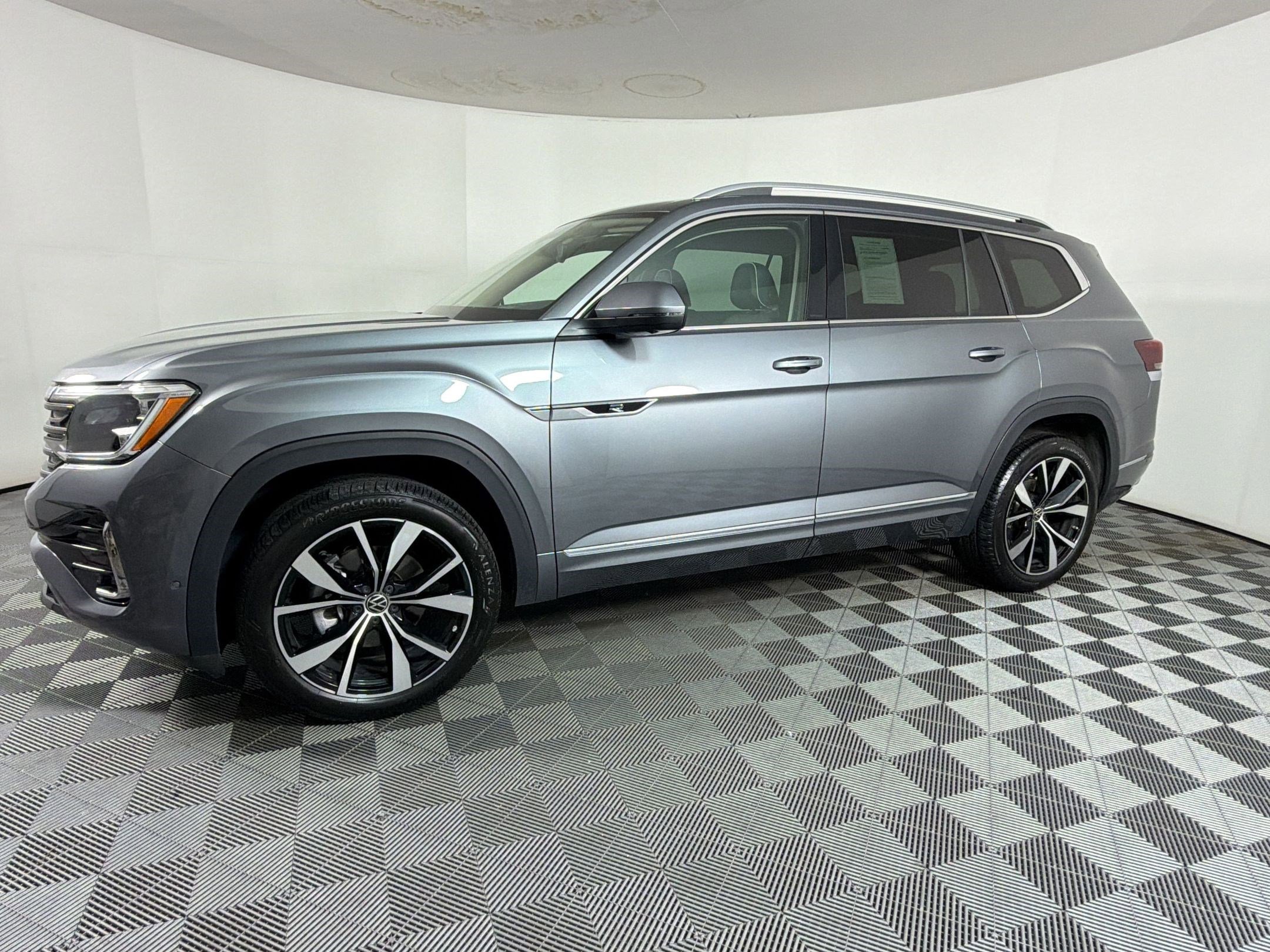 Used 2024 Volkswagen Atlas SEL Premium R-Line AWD/4WD image 18