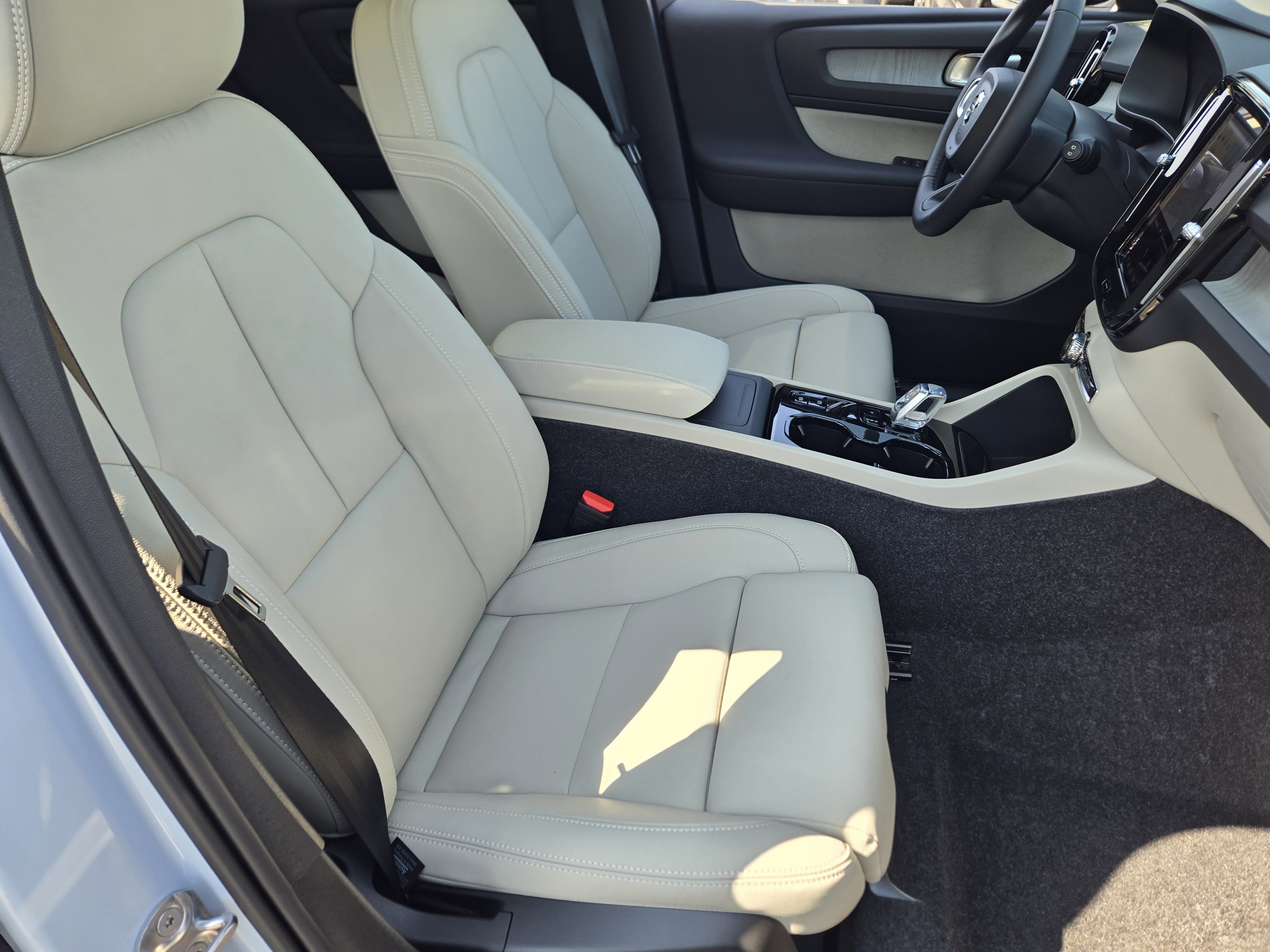 New 2026 Volvo XC40 B5 Plus w/ Protection Package Premier image 17