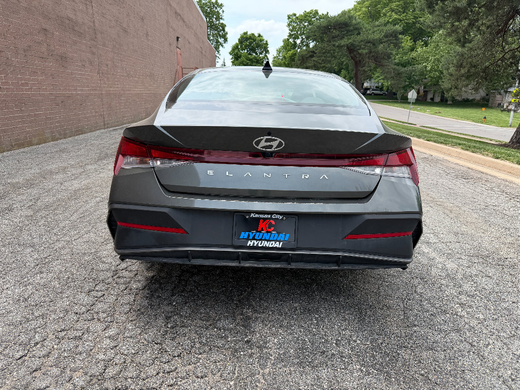 Used 2024 Hyundai Elantra SEL FWD image 5