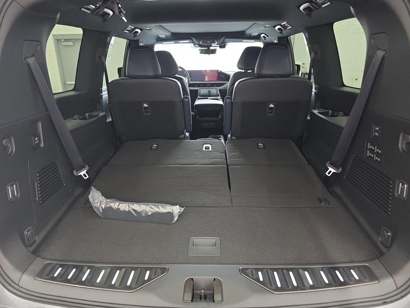 New 2026 INFINITI QX80 4WD image 17