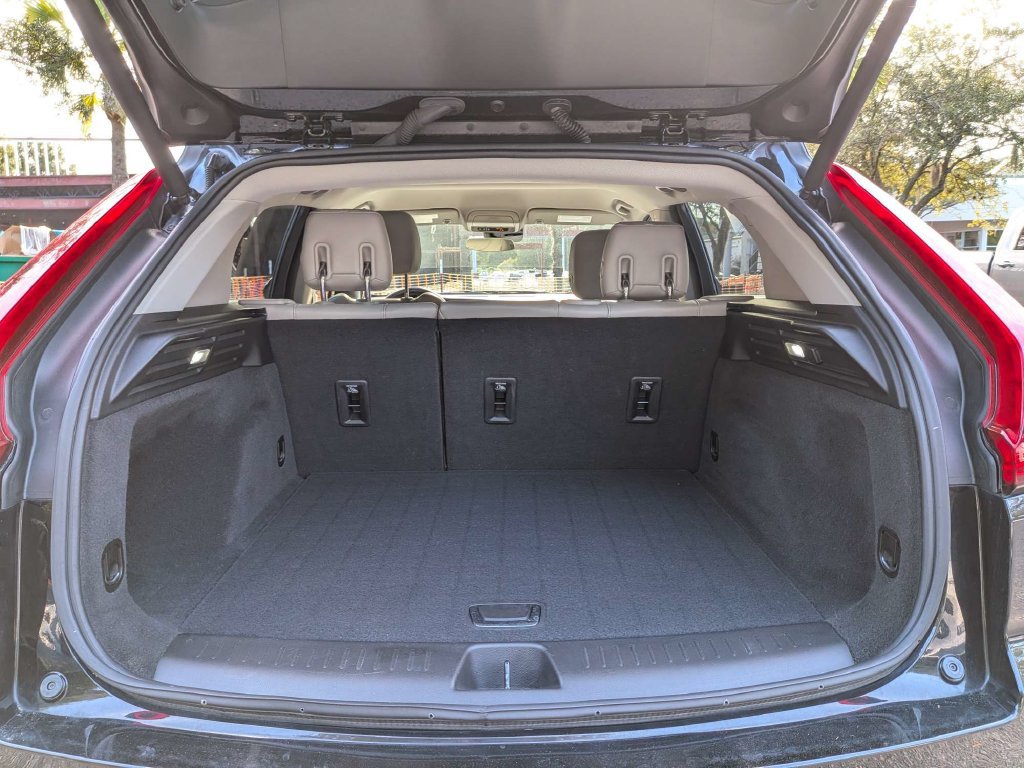Used 2023 Cadillac XT4 Luxury w/ Cold Weather Package FWD image 15
