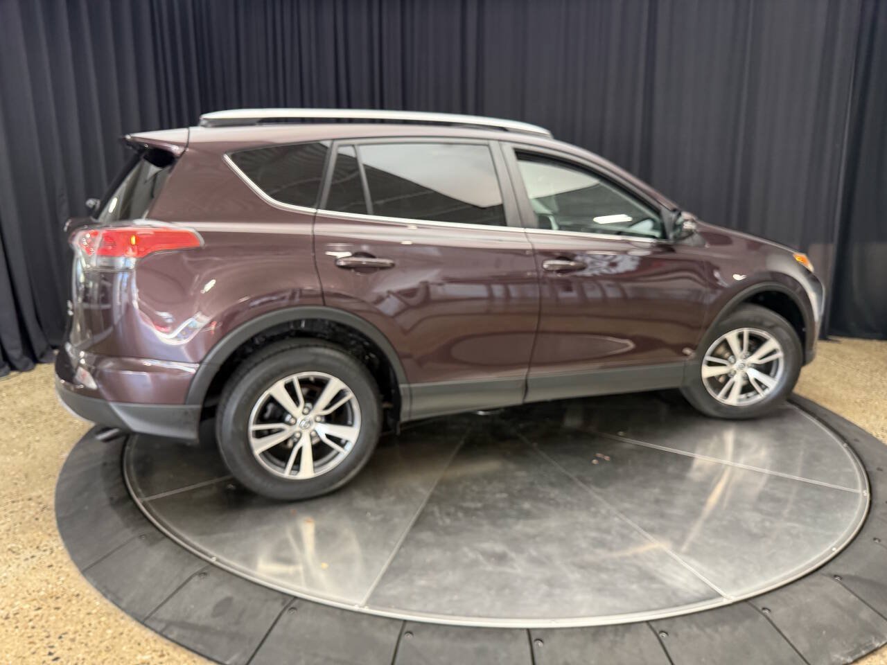 Used 2017 Toyota RAV4 XLE AWD/4WD image 6
