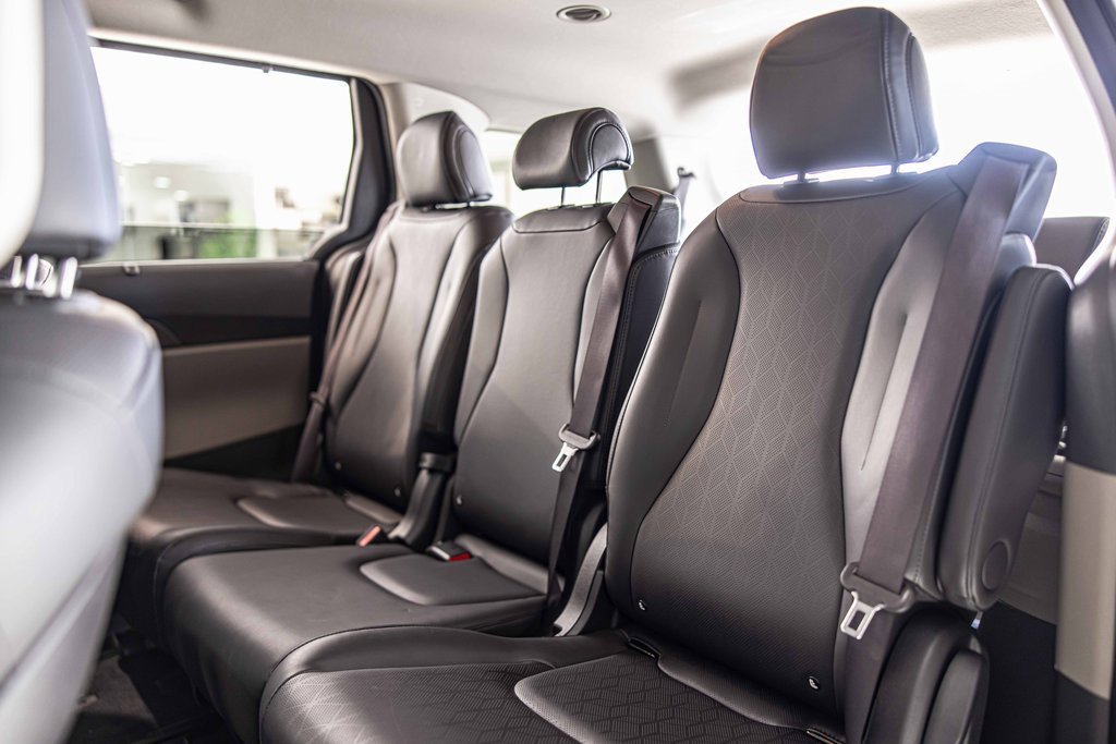 Used 2025 Kia Carnival EX image 33