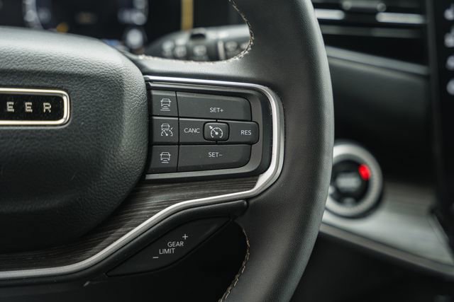 Used 2024 Jeep Wagoneer L Series II image 40