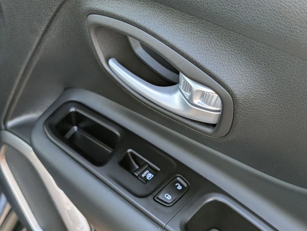 Used 2023 Jeep Renegade Limited image 50