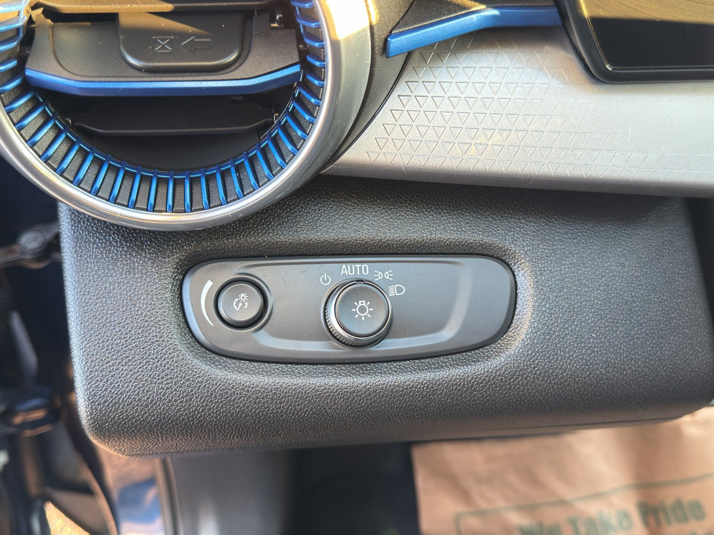 Used 2024 Chevrolet Trax LT w/ Sunroof Package image 14