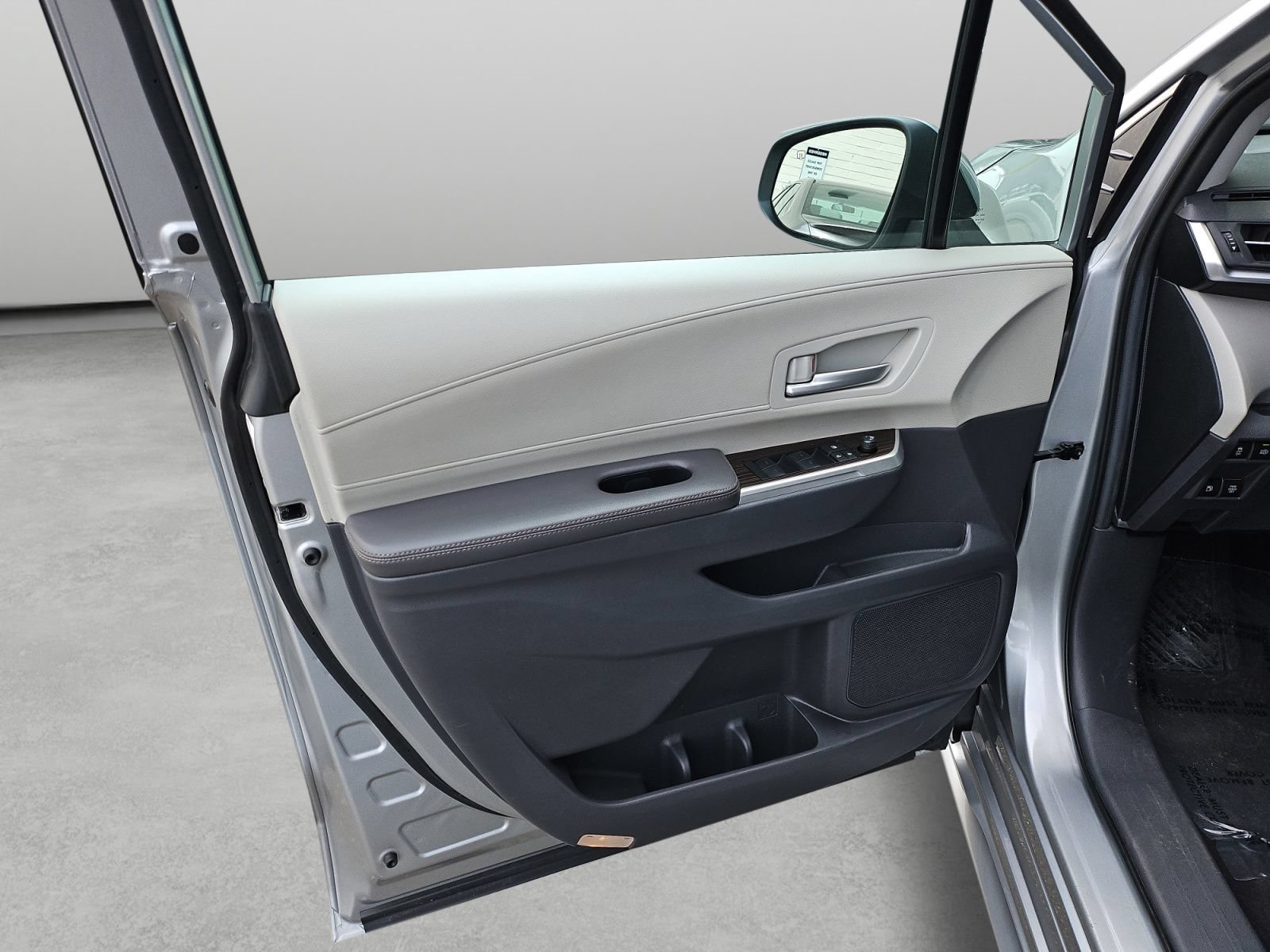 Used 2024 Toyota Sienna XLE FWD image 34