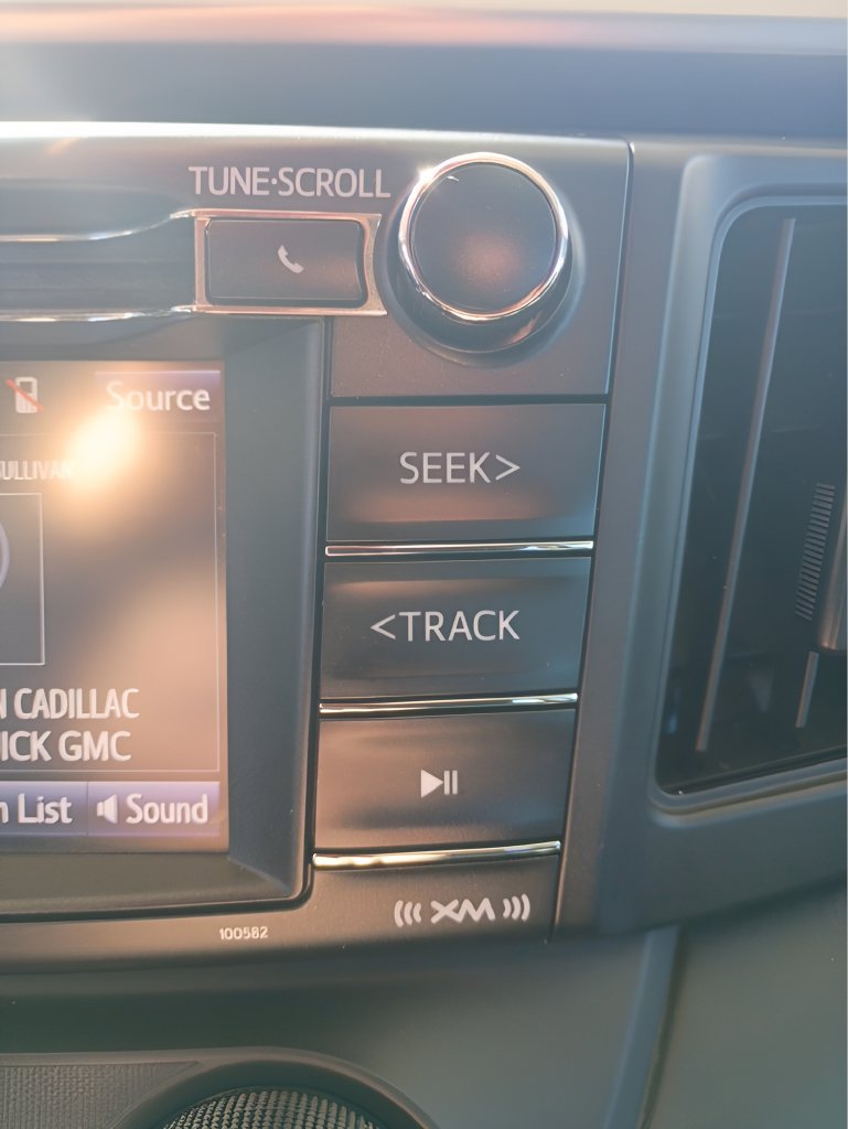 Used 2018 Toyota RAV4 LE FWD image 8