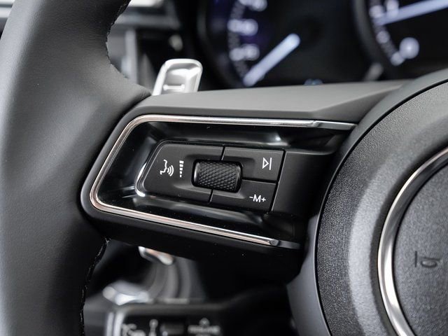 Certified 2025 Porsche Macan image 13
