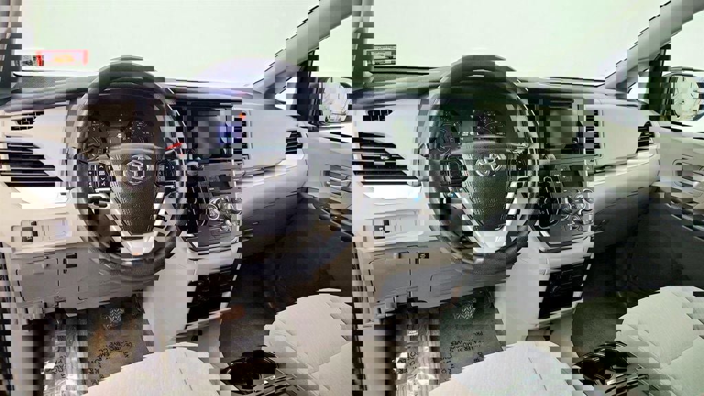 Used 2017 Toyota Sienna LE image 12