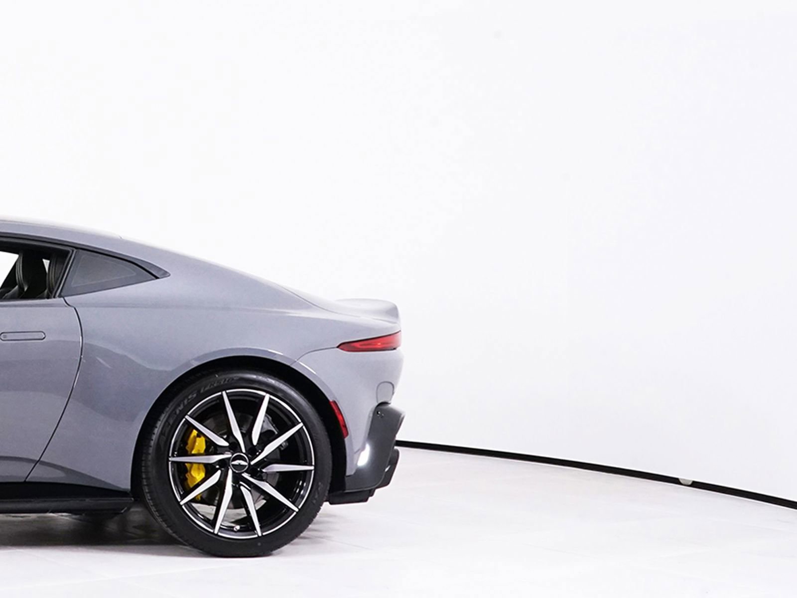 Used 2019 Aston Martin V8 Vantage Coupe image 13