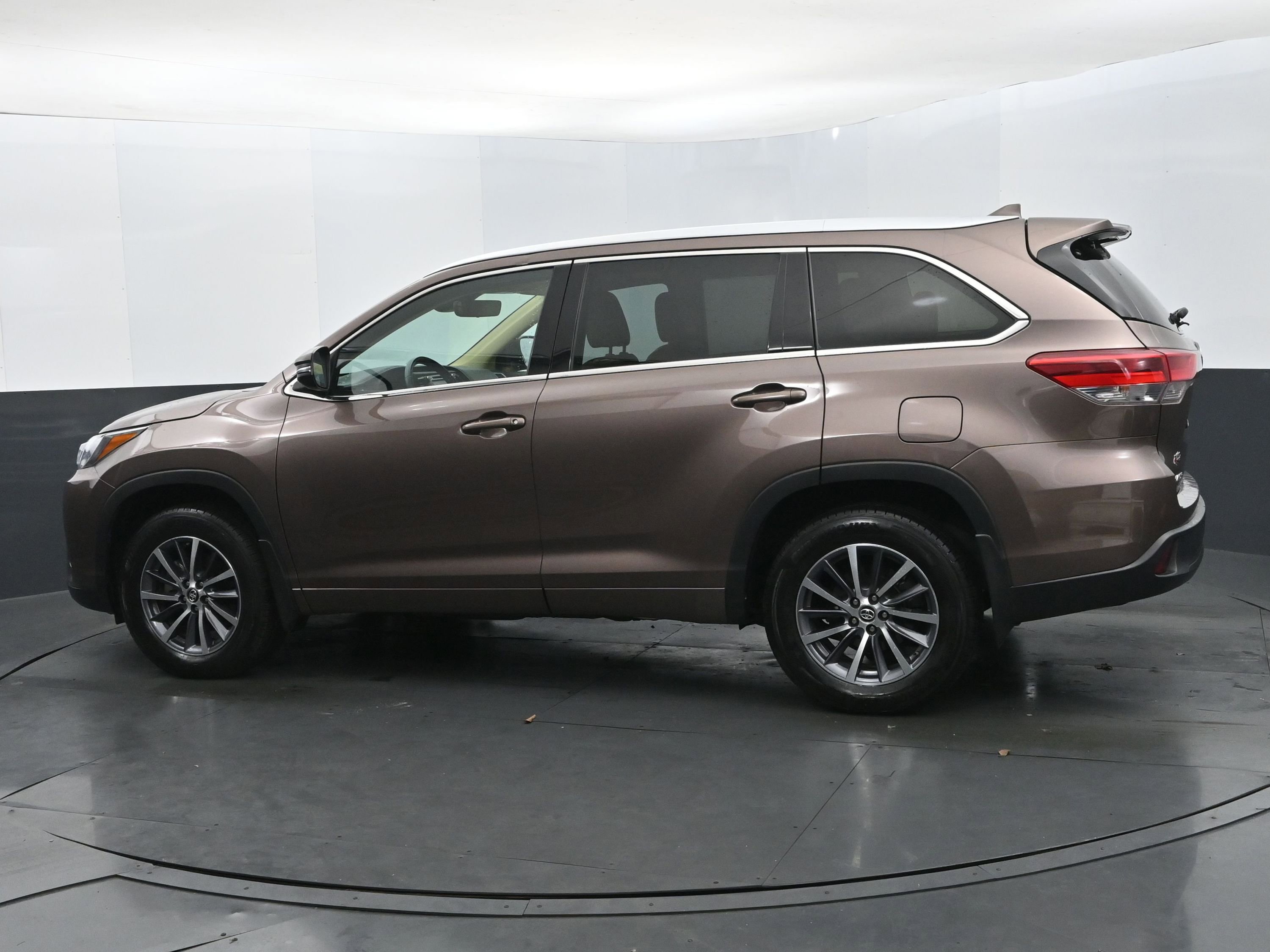 Used 2018 Toyota Highlander XLE image 3
