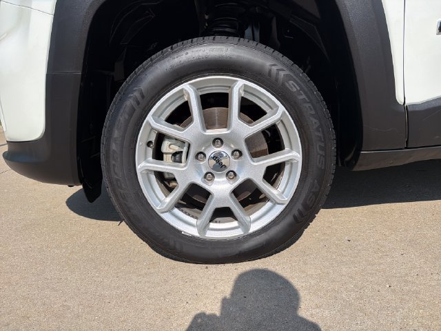 Used 2023 Jeep Renegade Latitude AWD/4WD image 9