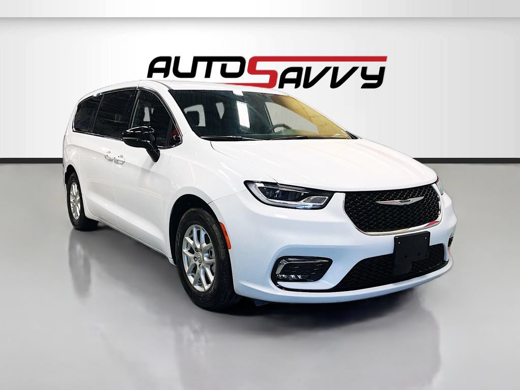 Used 2026 Chrysler Pacifica Select