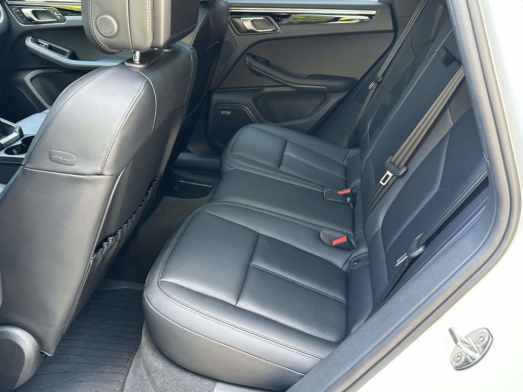 Certified 2025 Porsche Macan image 12