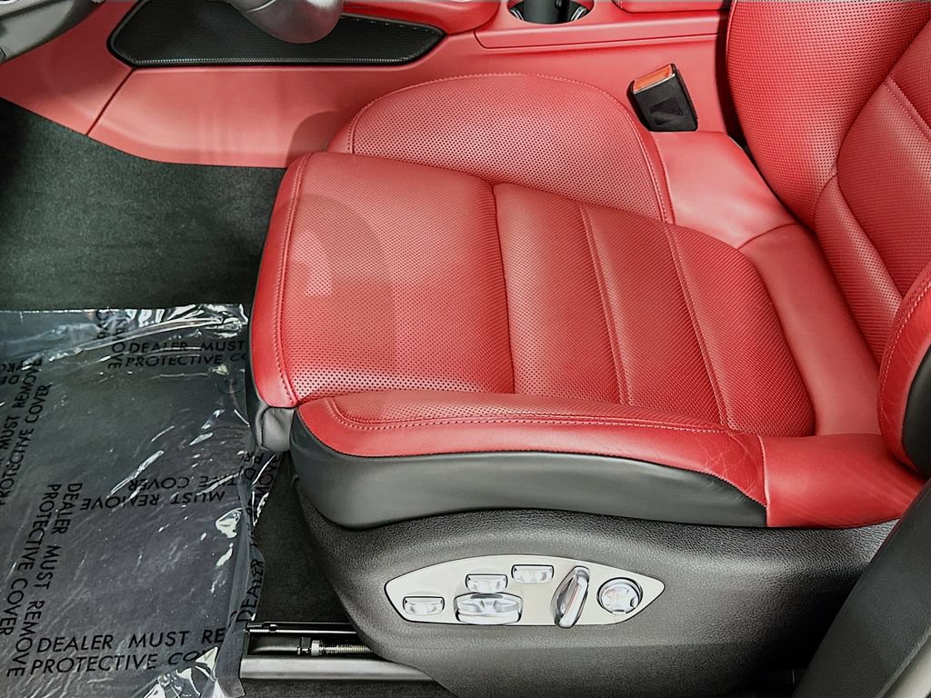 Certified 2025 Porsche Macan AWD/4WD image 21