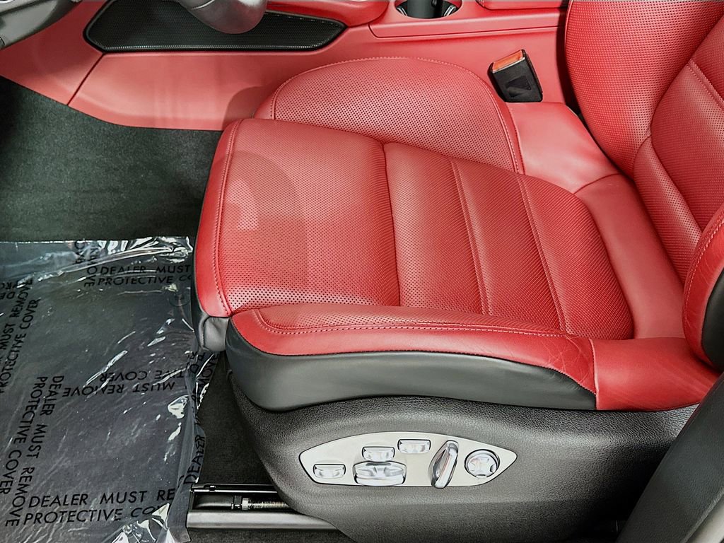 Certified 2025 Porsche Macan AWD/4WD image 21